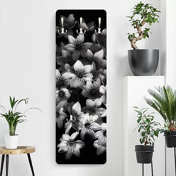 Wandgarderobe Holzpaneel Blumen Dunkler Clematis Strauß günstig online kaufen