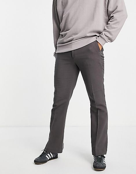 ASOS DESIGN Flared Elegant Hosen mit ausgestelltem Bein in Grau aus Knitter günstig online kaufen