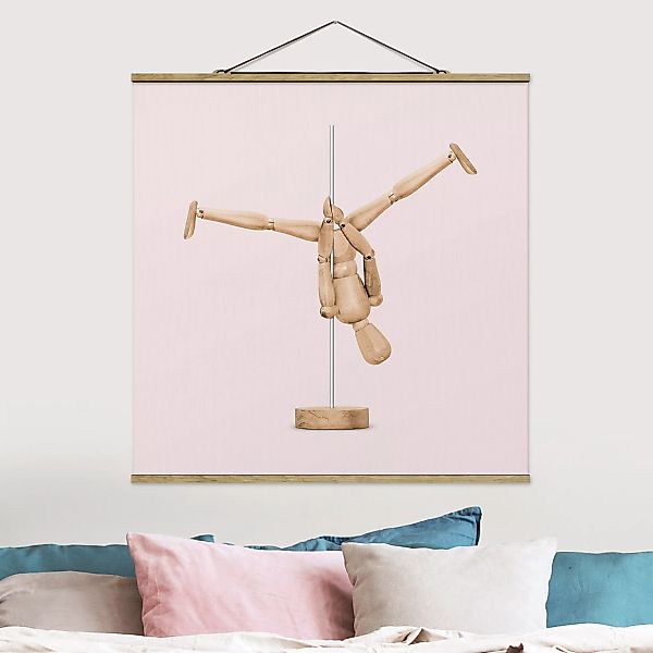 Stoffbild mit Posterleisten - Quadrat Poledance mit Holzfigur günstig online kaufen