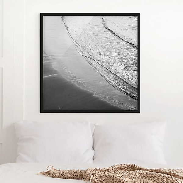 Bild mit Rahmen Leichter Wellengang am Strand Schwarz Weiß günstig online kaufen