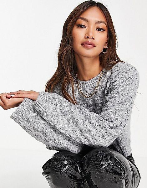 ASOS DESIGN – Kurz geschnittener Pullover mit Zopfmuster in Grau günstig online kaufen