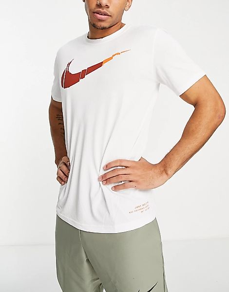 Nike Training – Q5 Swoosh – T-Shirt in Weiß mit Logo günstig online kaufen