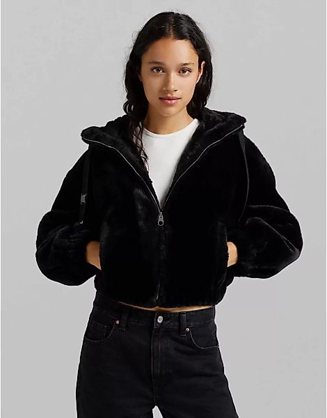 Bershka – Schwarze Jacke mit Kapuze aus Kunstpelz günstig online kaufen