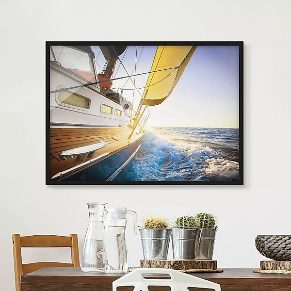 Bild mit Rahmen Strand - Querformat Segelboot auf blauem Meer bei Sonnensch günstig online kaufen