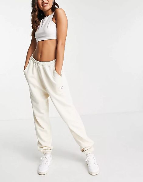 Reebok – Jogginghose in natürlich gefärbtem, gebrochenem Weiß günstig online kaufen