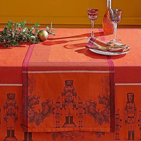 Garnier Thiebaut Tischläufer Casses Noisettes Rouge Festif von günstig online kaufen