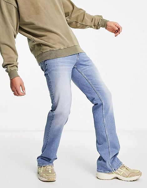 ASOS DESIGN – Ausgestellte Jeans in mittelblauer Waschung günstig online kaufen