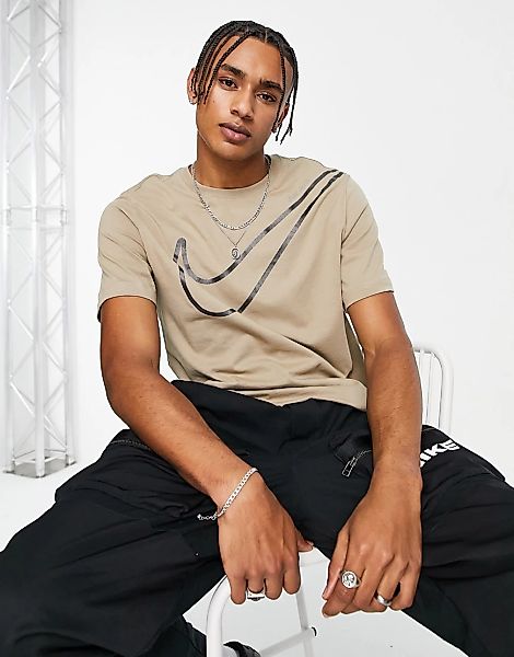 Nike – T-Shirt in Khaki und Schwarz mit großem Logo-Neutral günstig online kaufen