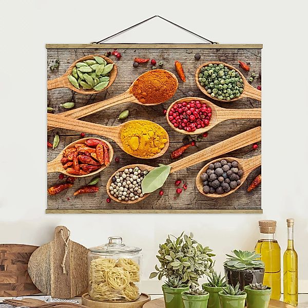 Stoffbild Küche mit Posterleisten - Querformat Gewürze auf Holzlöffel günstig online kaufen