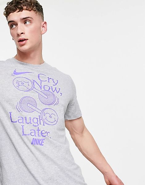 Nike Training – T-Shirt in Grau mit lustigem Grafikprint günstig online kaufen