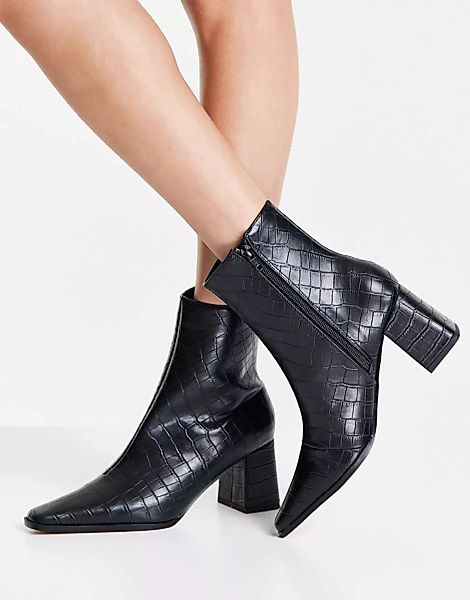 NA-KD – Schmal geschnittene Stiefel in Schwarz mit eckiger Zehenpartie und günstig online kaufen