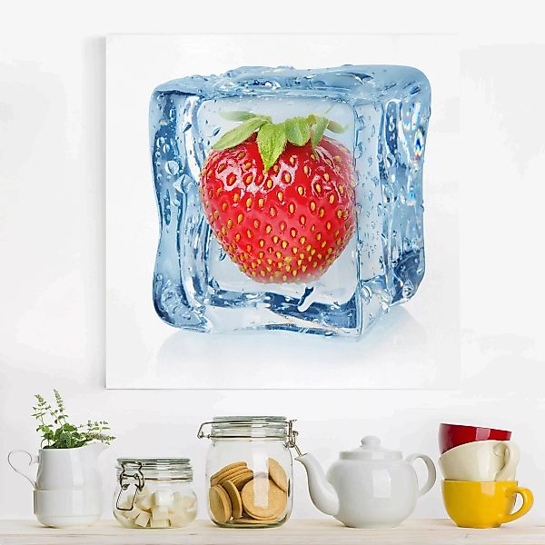 Leinwandbild Küche - Quadrat Erdbeere im Eiswürfel günstig online kaufen