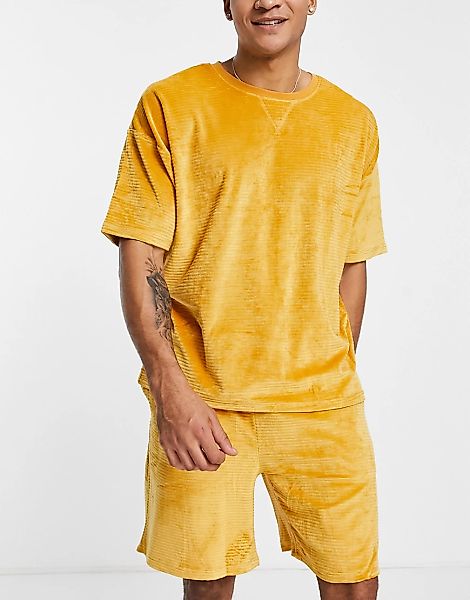 ASOS DESIGN – Lounge-Pyjama mit T-Shirt und Shorts aus Velours-Ripp in Gelb günstig online kaufen
