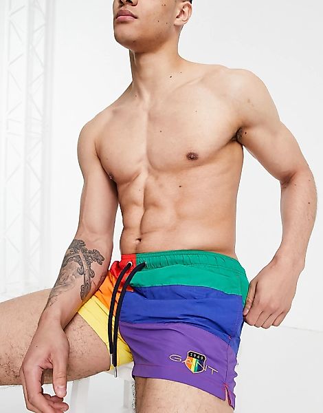 GANT – Pride Capsule – Badeshorts mit mehrfarbigem Farbblock-Design und Reg günstig online kaufen