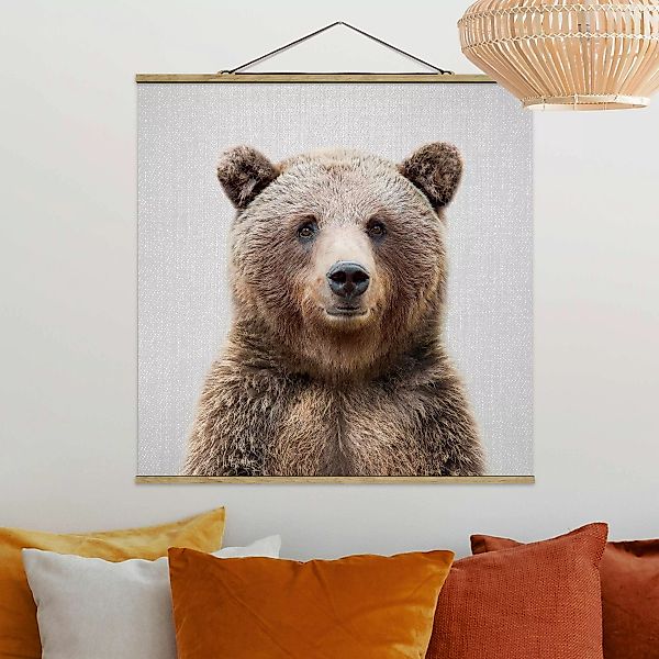 Stoffbild mit Posterleisten Grizzlybär Gustel günstig online kaufen