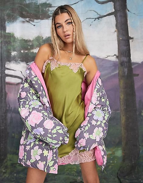 ASOS DESIGN – Mini-Trägerkleid aus Satin in Khaki mit Spitzeneinsatz-Grün günstig online kaufen