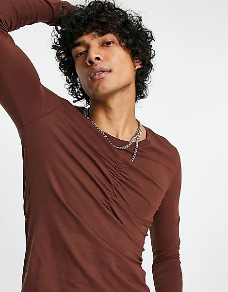 ASOS DESIGN – Eng anliegendes, gerafftes Shirt mit langen Ärmeln in Braun günstig online kaufen