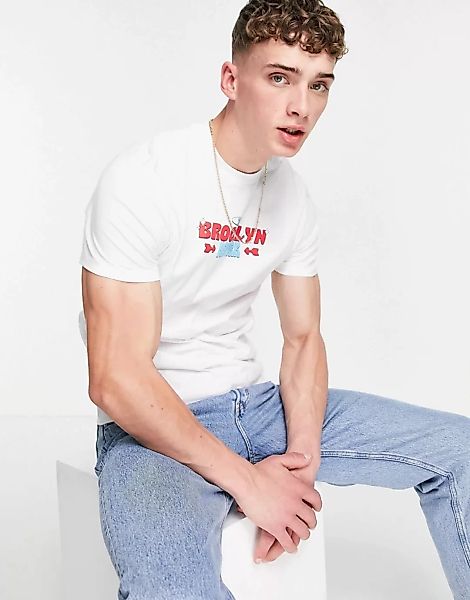 ASOS DESIGN – T-Shirt in Weiß aus Bio-Baumwolle mit Brooklyn-City-Print günstig online kaufen