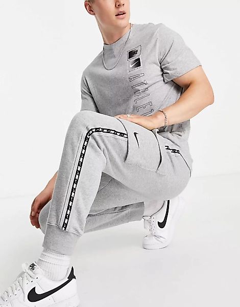Nike – Repeat – Cargo-Jogginghose aus Fleece in Grau mit Zierstreifen günstig online kaufen