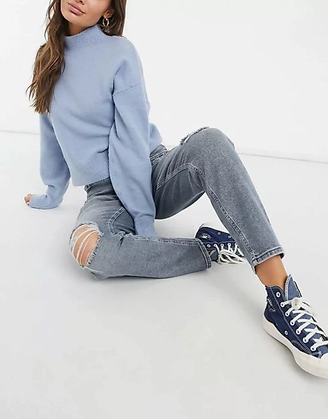 Only – Veneda – Mom-Jeans mit Riss am Knie in Hellgrau günstig online kaufen
