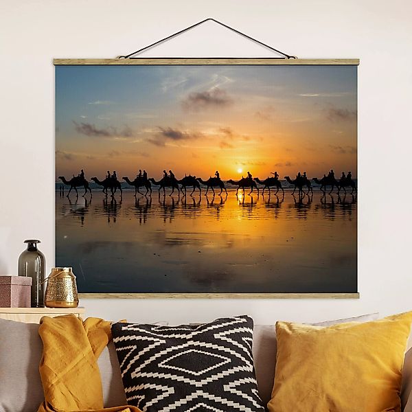 Stoffbild Tiere mit Posterleisten - Querformat Kamele im Sonnenuntergang günstig online kaufen