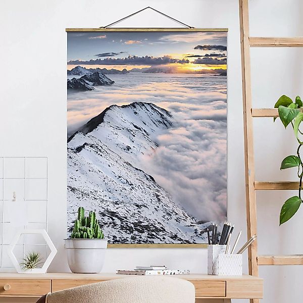 Stoffbild Berge mit Posterleisten - Hochformat Blick über Wolken und Berge günstig online kaufen