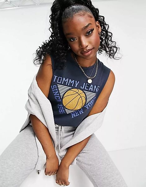 Tommy Jeans – Ärmelloses Basketball-Tanktop in Marineblau günstig online kaufen