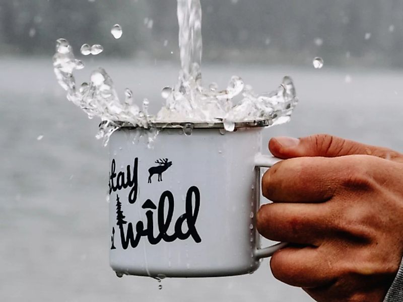 Emaille Outdoor Tasse „Stay Wild“ - Trinkbecher Weiß Mit Druck günstig online kaufen