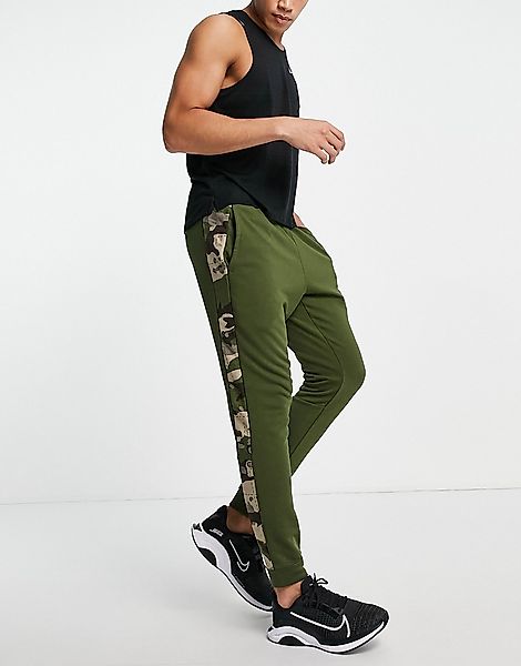 Nike Training – Schmal zulaufende Jogginghose mit Military-Muster in Khaki- günstig online kaufen