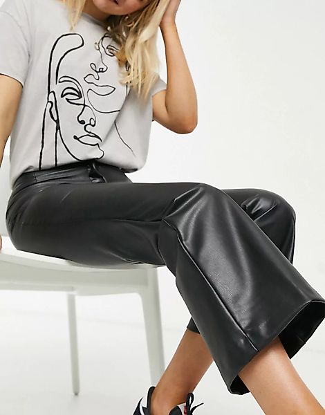 Monki – Wendy – Ausgestellte Hose aus schwarzem Kunstleder günstig online kaufen