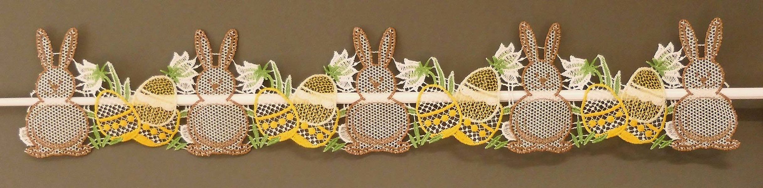 Stickereien Plauen Scheibengardine Osterhasen, Stangendurchzug (1 günstig online kaufen