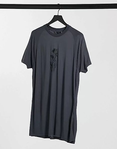 ASOS DESIGN – Langes, legeres T-Shirt in verwaschenem Grau mit Blumenprint günstig online kaufen
