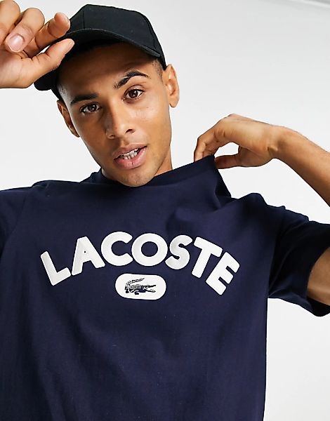 Lacoste – T-Shirt in Navy mit bogenförmigem Logo-Marineblau günstig online kaufen