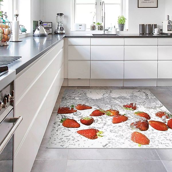 Vinyl-Teppich Frische Erdbeeren im Wasser günstig online kaufen
