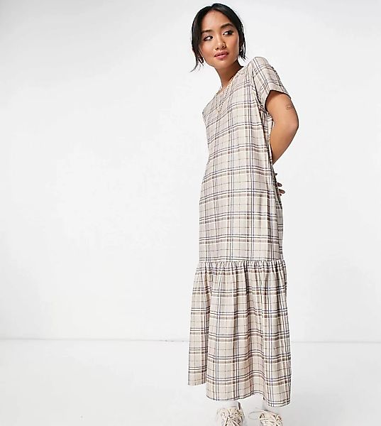 Urban Threads Petite – Gestuftes Midi-Hängerkleid mit neutralem Karomuster günstig online kaufen