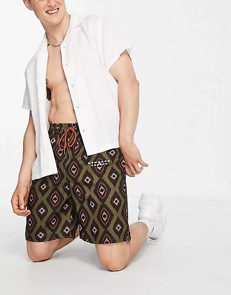 Mennace – Shorts in Grün mit durchgehendem Print, Kombiteil-Mehrfarbig günstig online kaufen