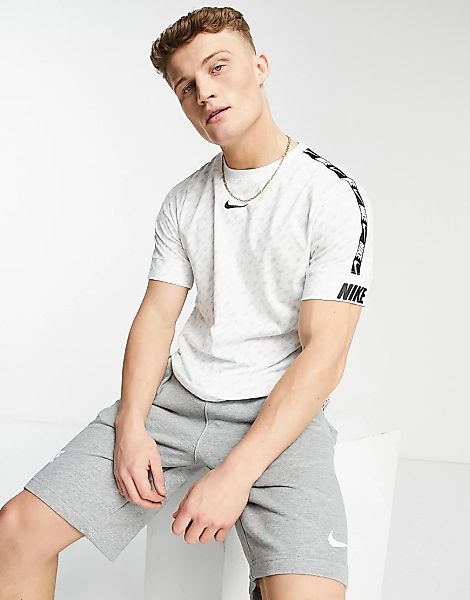 Nike – Repeat Pack – T-Shirt in Weiß mit All-over-Logoprint und Zierstreife günstig online kaufen
