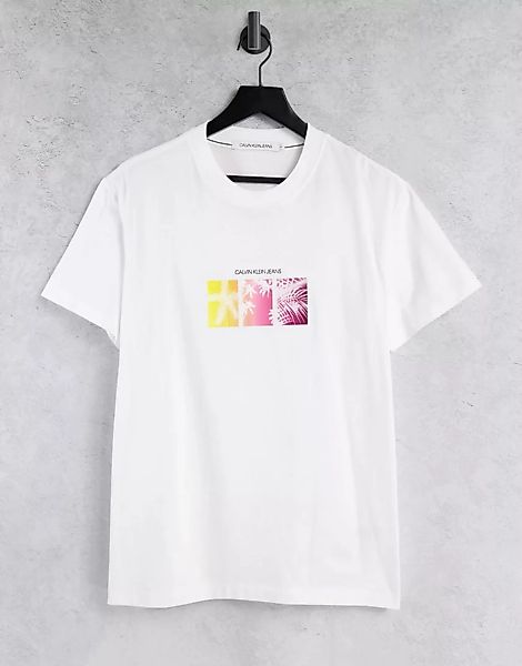 Calvin Klein Jeans – T-Shirt in Weiß mit Logo und buntem Palmenprint günstig online kaufen