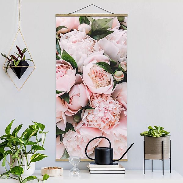 Stoffbild Blumen mit Posterleisten - Hochformat Rosa Pfingstrosen mit Blätt günstig online kaufen