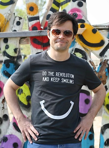 Do The Revolution And Keep Smiling - Männer T-shirt günstig online kaufen