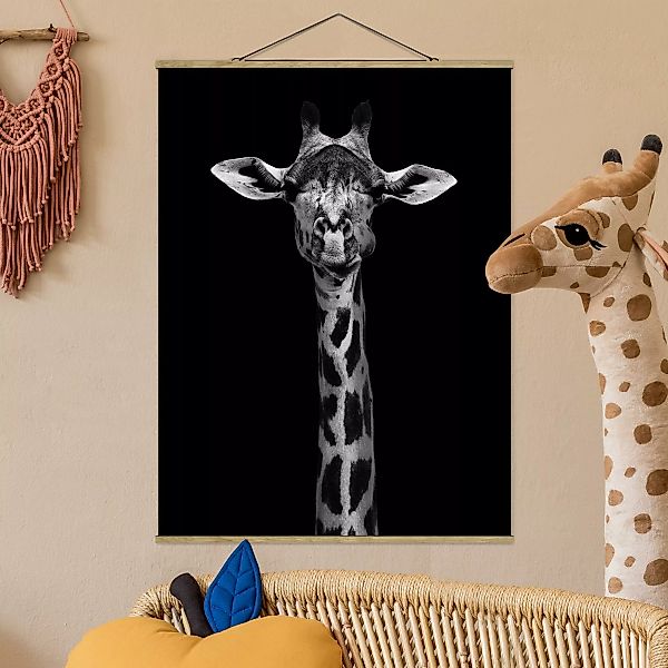 Stoffbild Tiere mit Posterleisten - Hochformat Dunkles Giraffen Portrait günstig online kaufen