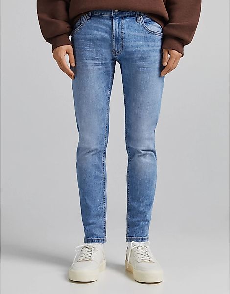 Bershka – Enge Jeans in Mittelblau günstig online kaufen
