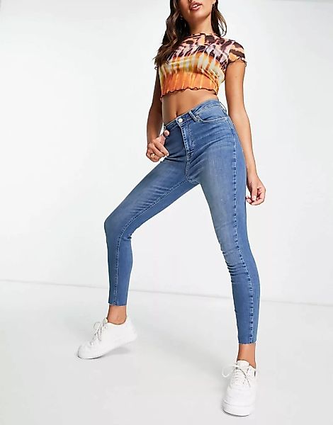 NA-KD – Eng geschnittene Jeans aus Bio-Baumwolle mit hohem Bund und Fransen günstig online kaufen