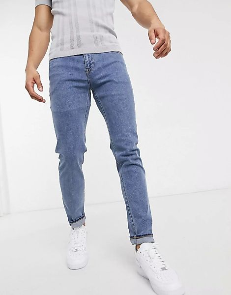 ASOS DESIGN – Enge Jeans in verwaschenem Mittelblau günstig online kaufen