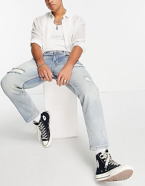 AllSaints – Jack – Jeans in heller Waschung mit kurzem Schnitt und Used-Opt günstig online kaufen