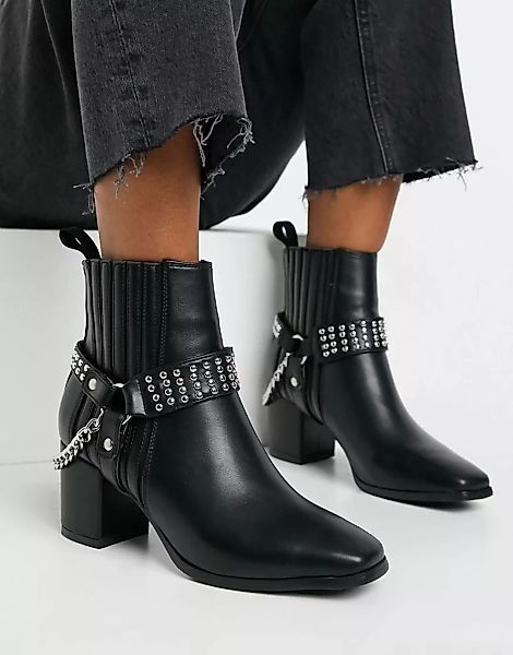 Lamoda – Stiefel in Schwarz mit eckiger Zehenpartie und Kettendetail günstig online kaufen