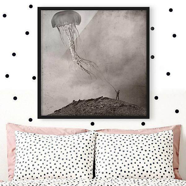 Bild mit Rahmen Schwarz-Weiß - Quadrat Fliegende Medusa günstig online kaufen