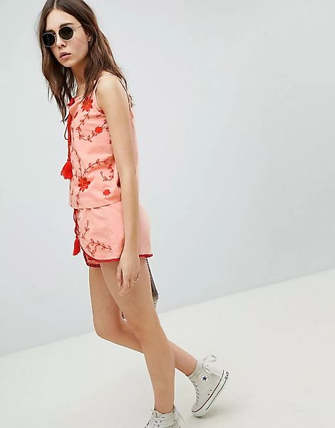 Glamorous – Shorts mit gewickelter Vorderseite und kontrastierender Sticker günstig online kaufen