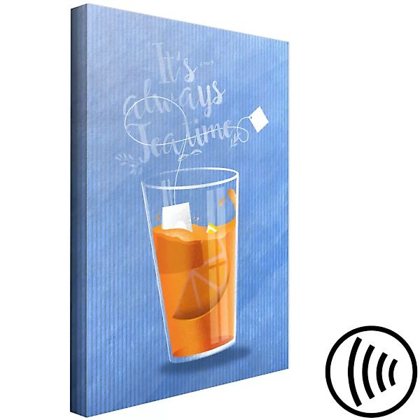 Leinwandbild Es ist immer Zeit für einen Tee – ein Glas auf blauem Hintergr günstig online kaufen