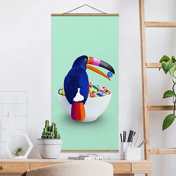 Stoffbild Tiere mit Posterleisten - Hochformat Frühstück mit Tukan günstig online kaufen